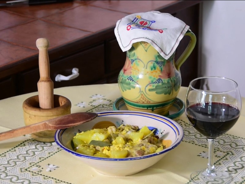 La patigurrilla es un plato típico de Caleruela (Toledo).  Los ingredientes son manitas de cerdo sin desgüesar, aceite de oliva, sal, ajo, laurel, pimienta negra, patatas, huevos batidos, hebras de azafrán y agua. Desde muy antiguo, las patigurrillas se elaboraban cuando se celebraban bodas, con la particularidad de que los invitados solían comerlas en plena calle, lo cual es una circunstancia muy singular. En la actualidad se sigue elaborando, constituyendo el plato típico y más conocido de esta población. La patigurrilla - Caleruela